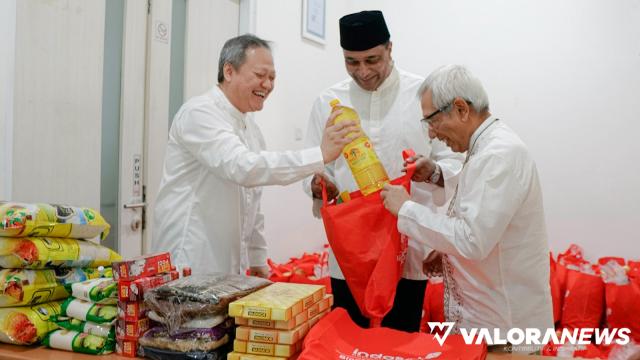 Pimpinan IOH, secara simbolis menyerahkan donasi pada marbot masjid pada kegiatan Program donasi Ramadhan.