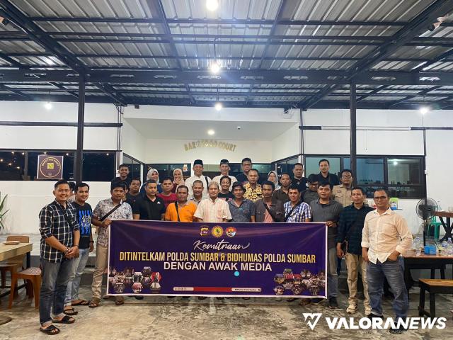 Kabid Humas Polda Sumbar, Kombespol Dwi Sulistyawan dan Dirintelkam Polda Sumbar, Kombespol Sunarya foto bersama awak media usai buka bersama di Padang, Rabu sore. (veri rikiyanto)