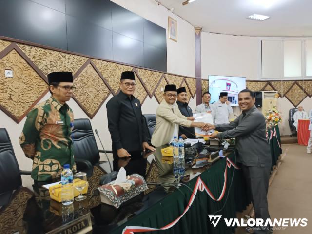 Wakil Ketua DPRD Padang, Arnedi Yarmen menerima laporan kinerja dari pimpinan Komisi I DPRD Padang, Budi Syahrial saat rapat paripurna, Jumat.
