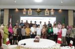 Menteri Parekraf, Sandiaga Uno bersama Gubernur Sumbar, Mahyeldi bersama Audy Joinaldy (Wagub Sumbar) serta jajaran pengurus Yarsi Sumbar dan RSI Ibnu Sina, foto bersama usai peluncuran Lembaga Wakaf Yarsi dan Penggalangan Dana Pembangunan RSI Ibnu Sina P