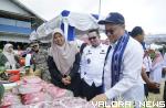 Bupati Tanah Datar, Eka Putra perlihatkan hasil pertanian di daerah itu pada Ketua Tim Penilai PPD, Prof Hermanto Siregar di Batusangkar, Rabu. (irfan taufik)