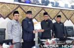 Ketua DPRD Padang, Syafrial Kani menyerahkan persetujuan fraksi atas LKPj Walikota tahun 2022 pada rapat paripurna, Selasa.