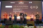 Wali Kota Bukittinggi, Erman Safar bersama Feri Irawan (Direktur Utama BPRS Jam Gadang (Perseroda) usai menerima penghargaan Top BUMD Award 2023 di Jakarta, Rabu. (humas)