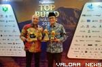 Wali Kota Padang, Hendri Septa bersama Hendra Pebrizal (Dirut Perumda Air Minum Padang), usai menerima penghargaan Top BUMD Awards 2023 di Jakarta, Rabu. (humas)