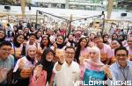 Peserta roadshow #SupportAllWoman "Influencer Intimate Gathering" yang diselenggarakan di Atrium Paskal Hyper Square Bandung, Kamis 14 April 2023, foto bersama dengan narasumber Ketua POGI Jawa Barat,  Dr. dr. RM. Sonny Sasotya, Sp.O.G. (istimewa)