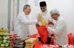 Pimpinan IOH, secara simbolis menyerahkan donasi pada marbot masjid pada kegiatan Program donasi Ramadhan.