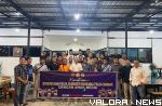 Kabid Humas Polda Sumbar, Kombespol Dwi Sulistyawan dan Dirintelkam Polda Sumbar, Kombespol Sunarya foto bersama awak media usai buka bersama di Padang, Rabu sore. (veri rikiyanto)