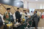 Wakil Ketua DPRD Padang, Arnedi Yarmen menerima laporan kinerja dari pimpinan Komisi I DPRD Padang, Budi Syahrial saat rapat paripurna, Jumat.
