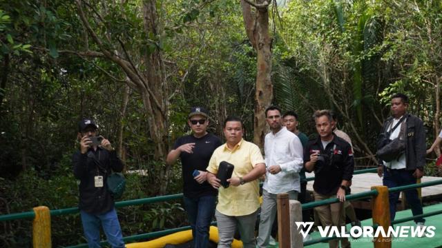 Arbi Leo saat bersama Raffi Ahmad meninjau Mini Zoo pertama di Babel, Sabtu (6/5/2023). (humas)