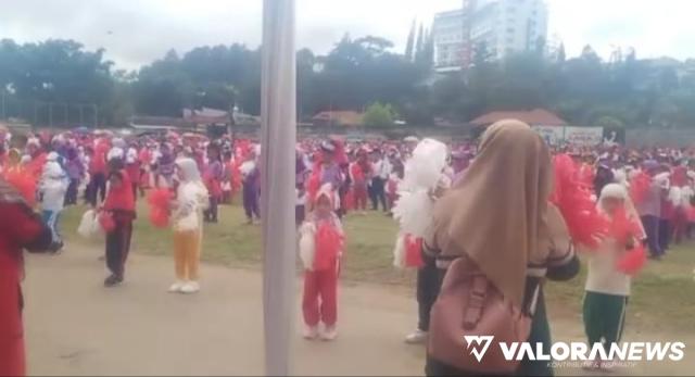 Ribuan murid TK dan PAUD ikuti senam massal yang diikuti ribuan murid TK dan PAUD se kota Bukittinggi, di Lapangan Atas Ngarai, Selasa. (hamriadi)