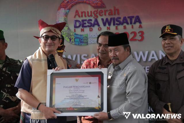 Bupati Agam, Andri Warman menerima piagam penghargaan yang diserahkan Direktur Tata Kelola Destinasi Kementrian Pariwisata dan Ekonomi Kreatif (Parekraf), Indra Ni Tua  saat berkunjung ke Desa Wisata Lawang, Nagari Lawang, Kecamatan Matur dalam rangka pen