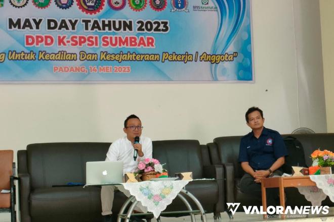 Pengamat hukum kesehatan, Dr (cand) Firdaus bersama Aguswanto (sekretaris K-SPSI) Sumbar, pada dialog publik bertemakan &#039;Penyelenggaraan BPJS Pascapenetapan UU Cipta Kerja dan Menggugat Omnibus Law Kesehatan&#039; di Padang, Ahad.