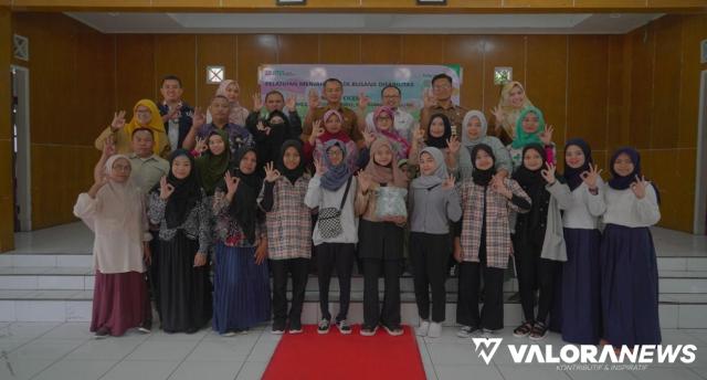 Alumni SLBN Cicendo foto bersama dengan pembina, guru dan para orang tua siswa usai menggelar Fashion Show pada 15 Mei 2023 di Aula SLBN Cicendo Bandung. (istimewa)