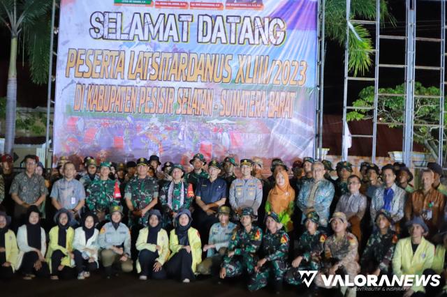 Bupati Pessel, Rusma Yul Anwar foto bersama dengan Forkopimda dan peserta Latsitarda Nusantara XLIII 2023 di Halaman Kantor Bupati Pesisir Selatan, Jumat (19/5/2023). (humas)