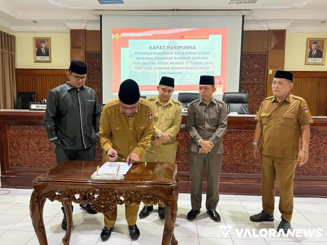 Wakil Wali Kota Bukittinggi, Marfendi Maad disaksikan pimpinan DPRD, menandatangani berita acara persetujuan pencabutan Perda No 11 Tahun 2016 tentang LKK dalam sidang paripurna, Senin. (hamriadi)