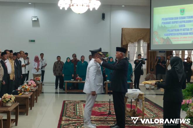 Gubernur Sumbar, Mahyeldi atas nama Mendagri memasangkan tanda pangkat Pj Bupati Mentawai pada Fernando Jongguran Simanjuntak usai dilantik di auditorium gubernuran Sumbar, Rabu siang. (veri rikiyanto)