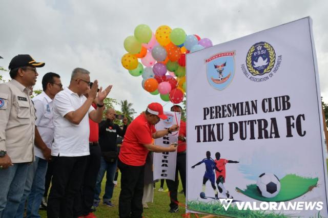 Bupati Agam, Andri Warman lepas balon tanda diluncurkan klub sepakbola Tiku Putra FC di Lapangan Sepakbola Tiku Putra, Jumat. (humas)