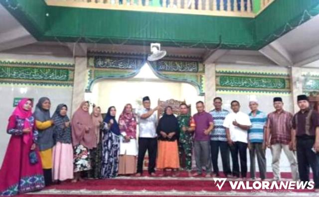 Ketua DPRD Padang, Syafrial Kani foto bersama dengan jemaah Masjid Asra Al Bakrie Olo Ladang, usai kegiatan reses Dapil masa sidang II tahun 2023, 6 Mei 2023. (humas)