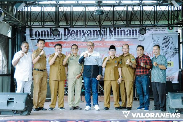 Ketua DPRD Sumbar, Supardi bersama Kepala Dinas Kebudayaan Sumbar, Syaifullah dan jajaran, foto bersama usai pembukaan Lomba Penyanyi Minang dalam rangka memperingati Hari Musik Nasional Tahun 2023 di Agamjua Cafe, Kota Payakumbuh, Selasa. (humas)