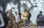 Selebritis Rafi Ahmad didampingi Arbi Leo (baju kuning) saat meninjau lokasi pembangunan resort di Pulau Bangka, Provinsi Kepulauan Bangka Belitung (Babel), Jumat.