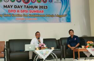Pengamat hukum kesehatan, Dr (cand) Firdaus bersama Aguswanto (sekretaris K-SPSI) Sumbar, pada dialog publik bertemakan 'Penyelenggaraan BPJS Pascapenetapan UU Cipta Kerja dan Menggugat Omnibus Law Kesehatan' di Padang, Ahad.