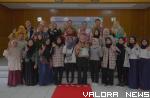 Alumni SLBN Cicendo foto bersama dengan pembina, guru dan para orang tua siswa usai menggelar Fashion Show pada 15 Mei 2023 di Aula SLBN Cicendo Bandung. (istimewa)