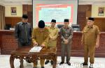 Wakil Wali Kota Bukittinggi, Marfendi Maad disaksikan pimpinan DPRD, menandatangani berita acara persetujuan pencabutan Perda No 11 Tahun 2016 tentang LKK dalam sidang paripurna, Senin. (hamriadi)