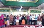 Ketua DPRD Padang, Syafrial Kani foto bersama dengan jemaah Masjid Asra Al Bakrie Olo Ladang, usai kegiatan reses Dapil masa sidang II tahun 2023, 6 Mei 2023. (humas)