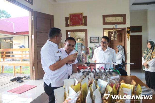 Pj Bupati Kepulauan Mentawai, Fernando J Simanjuntak saat kunjungi Dinas Koperasi, Perindustrian dan Perdagangan Mentawai dan Craft Center Kepulauan Mentawai, Rabu. (daniwarti)