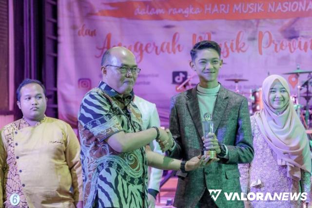 Ketua DPRD Sumbar, Supardi menyerahkan hadiah pada pemenang Lomba Penyanyi Minang dalam rangka memeriahkan Hari Musik Nasional yang digelar selama dua hari di Agam Jua Cafe, Payakumbuh, Rabu malam.  (humas)