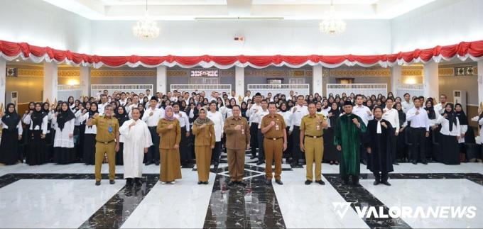 Asisten III Setdaprov Riau, Joni Irwan didampingi Zainal Arifin (Kadinkes), Ikhwan Ridwan (Kepala BKD), Wan Fajriatul Mamnunah (Direktur RSUD Arifin Achmad) dan jajaran, foto bersama dengan 154 Nakes yang dilantik jadi P3K, Senin. (humas)
