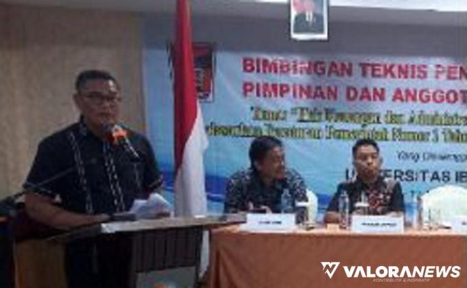 Ketua DPRD Padang, Syafrial Kani membuka kegiatan Bimtek yang bekerjasama dengan Universitas Ibnu Sina Batam, Kepri, Rabu. (humas)