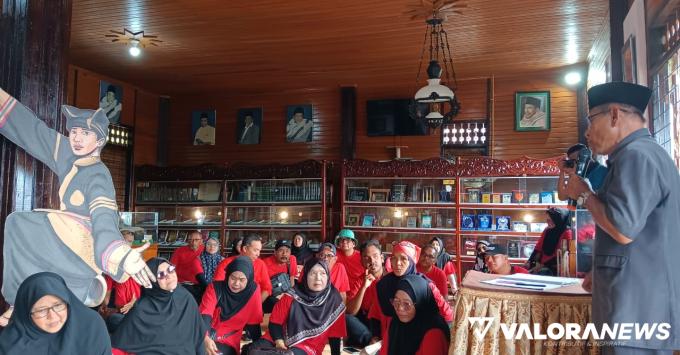 Pengelola museum Buya Hamka, Ustad Dasiri memberikan keterangan tentang ulama asal Sungai Batang itu pada 50 wisatawan Malaysia yang datang berkunjung, Kamis. (istimewa)