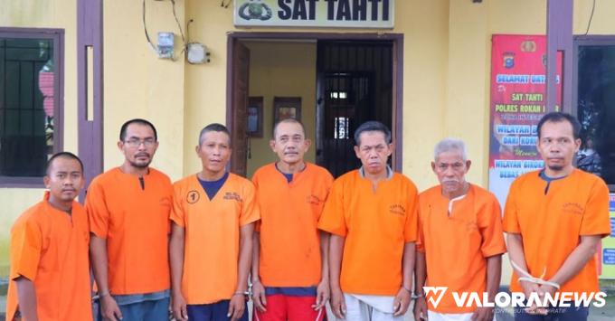 Delapan orang pelaku Karhutla di sejumlah desa di Kabupaten Rohil, diamankan personel Satreskrim. (humas)