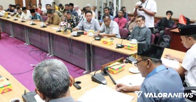 Ketua Komisi I DPRD Provinsi Riau, Eddy A Mohd Yatim didampingi Andi Darma Taufik dan Mardianto Manan dengarkan aspirasi terkait tambang batu bara di Pulau Puyur oleh FMPPB di Ruang Komisi I DPRD Riau, Senin. (humas)