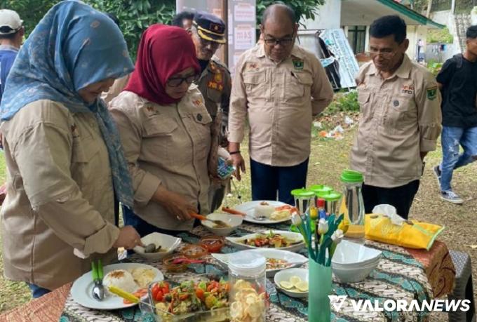 Anggota Komisi II DPRD Sumbar yang juga Ketua HPDKI, Nurkhalis bersama Richi Aprian (Wabup Tanah Datar) menghadiri Festival Olahan Daging Kambing di Agro Boncah Farm, Nagari Barulak, Kecamatan Tanjung Baru, Kabupaten Tanah Datar, Sabtu. (humas)