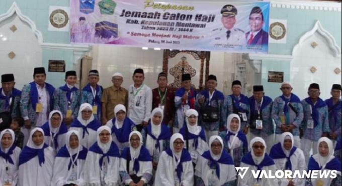 Asisten Pemkesra Mentawai, Nurdin bersama Masdan (Kakan Kemenag Mentawai) foto bersama dengan 41 JCH yang akan berangkat menunaikan ibadah haji, di Padang, Selasa. (humas)