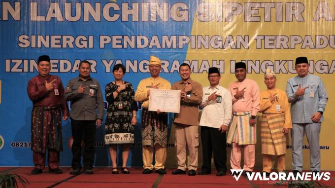 BBPOM Pekanbaru bersama Inda Pomi (Sekda Pekanbaru) luncurkan Sinergi Pendampingan Terpadu Izin Edar yang Ramah Lingkungan (Sipetir Aman) di Pekanbaru, Senin. (humas)