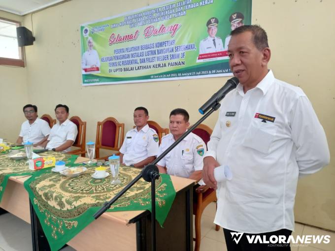 Bupati Pessel Rusma Yul Anwar memberi pengarahan dalam pembukaan pelatihan di BLK Painan, Rabu (7/06/2023). Foto: Dok Dinas Koperasi Usaha Kecil Menengah dan dan Tenaga Kerja Pessel.