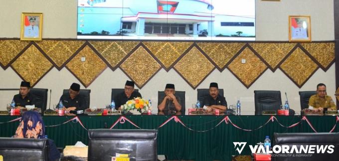 Ketua DPRD Padang, Syafrial Kani didampingi Arnedi Yarmen dan Amril Amin membuka rapat paripurna, Senin. Rapat ini dihadiri Wali Kota Padang, Hendri Septa bersama Ekos Albar (Wawako).
