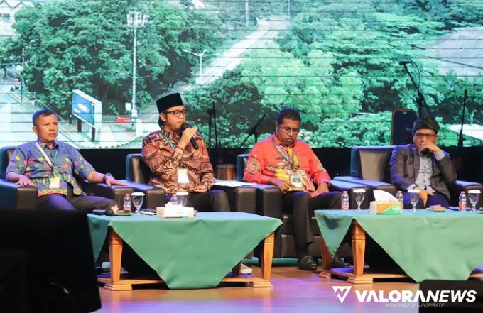 Wali Kota Bukittinggi, Erman Safar jadi pembicara pada sharing session kepala daerah di ajang City Sanitation Summit (CSS) XXI tahun 2023, di Kabupaten Bandung, Jumat. (humas)