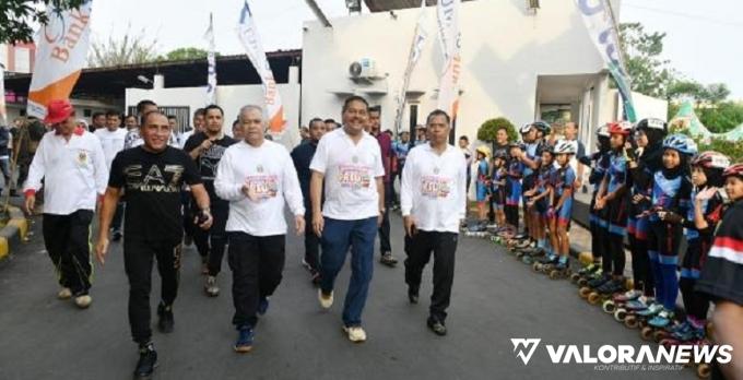 Gubenur Sumut, Edy Rahmayadi bersama Ketua Komisi II DPR RI, Ahmad Doli Kurnia Tandjung dan tokoh lainnya, ikuti jalan santai dari rumah dinas gubernur menuju Kampung Beasiswa, di Komplek PRSU Jalan Gatot Subroto Medan, Jumat pagi. (humas)