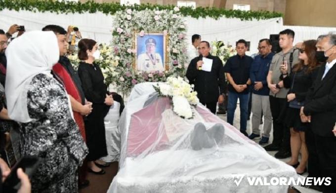 Gubernur Sumut, Edy Rahmayadi didampingi Ketua TP PKK Sumut, Nawal Lubis, lokasi dia disemayamkan, di Pardede Hall, Jalan DR TD Pardede Medan, Rabu. (humas)