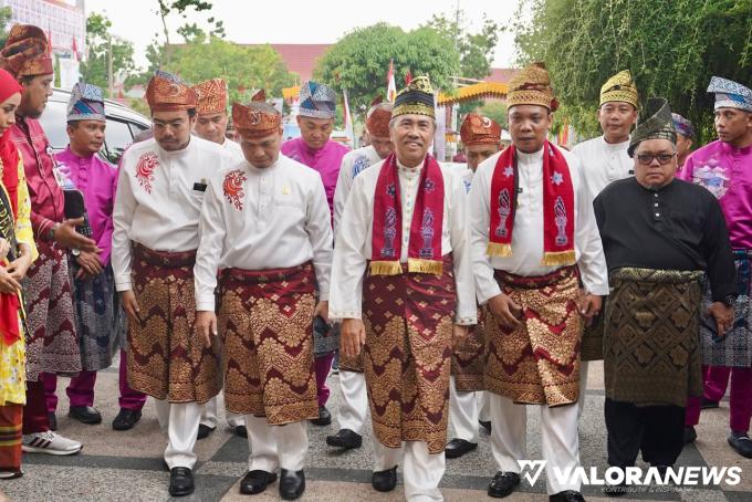 Gubernur Riau, Syamsuar didampaingi Muflihun (Pj Wako Pekanbaru) dan jajaran lainnya, saat memasuki ruang Rapat Paripurna Istimewa DPRD Pekanbaru dalam rangka memperingati HUT ke-239, Jumat. (humas)