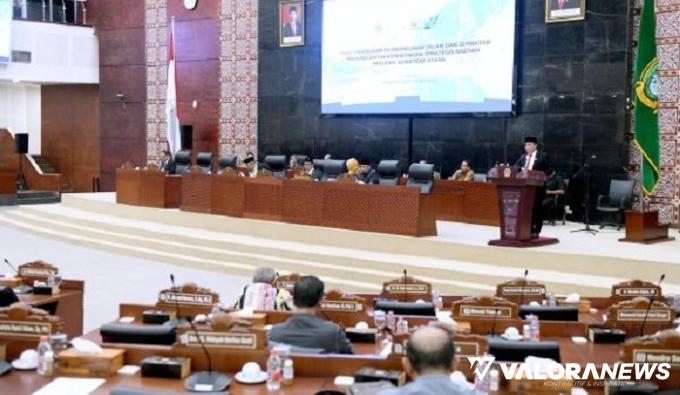 Gubernur Sumut, Edy Rahmayadi sampaikan tanggapan terhadap pandangan umum fraksi atas Ranperda tentang Pertanggungjawaban Pelaksanaan APBD Sumut 2022 di Ruang Rapat Paripurna DPRD Sumut, Senin. (humas)