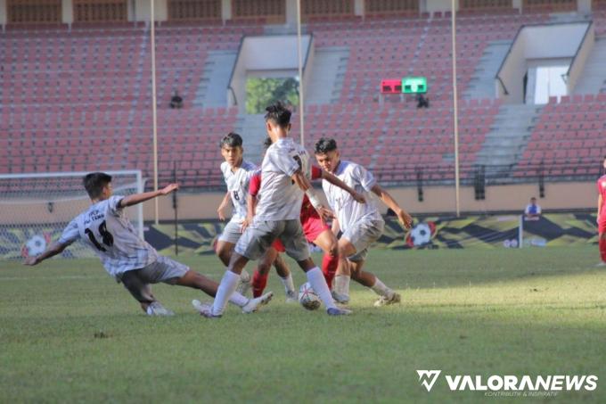 Skuad PPLP Riau saat laga melawan PPLP Sumbar pada Kejurnas PPLP/SK di Stadion Utama Riau, Ahad. (humas)