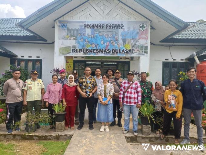 Pj Bupati Kepulauan Mentawai, Fernando Jongguran Simanjuntak dan jajaran, foto bersama dengan paramedis di Puskesmas Bulasat, saat kunjungan kerjanya ke Pagai Selatan, Jumat. (humas)