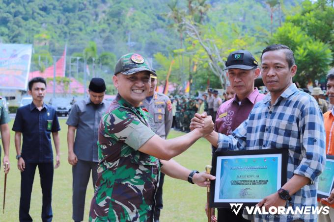 Jurnalis Harian Posmetro Padang Mario Rosy menerima penghargaan dari Dan Yontarlat-1/Macan, Letkol Arm Aris Gunawan, saat penutupan kegiatan Latsitardanus 2023 di halaman Kantor Bupati Pessel, Kamis (8/06/2023). Foto: Prisman Brama Putra