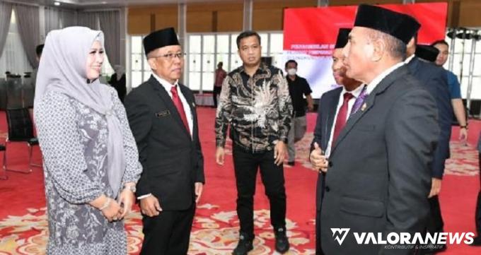 Gubernur Sumut, Edy Rahmayadi (kanan) dialog santai dengan Marlindo Harahap dan dua pejabat administrator, usai pelantikan di Aula Tengku Rizal Nurdin, Jalan Sudirman No 41, Medan, Jumat. (humas)
