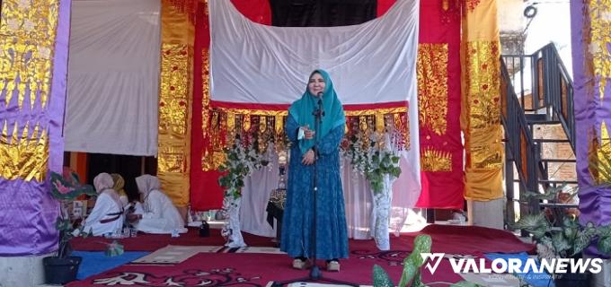 Anggota Fraksi PKS DPR RI, Hj Nevi Zuairina memberikan sambutan pada Khatam al Quran dan wisuda Iqra&#039; Nagari Batu Balang Harau, Kabupaten Limapuluh Kota.